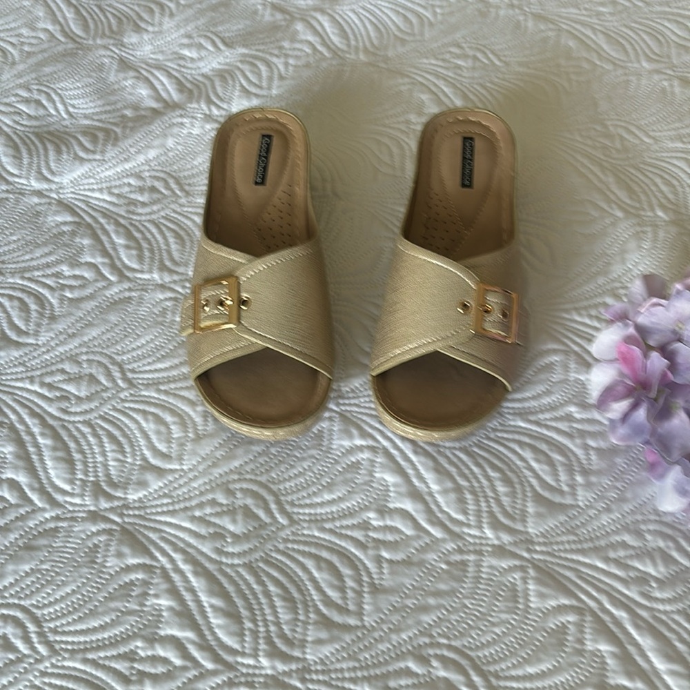 Ladies sz 9 gold sandals